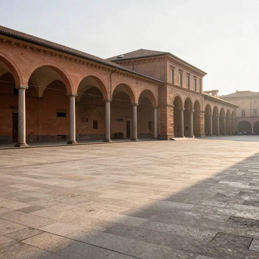 I portici di Bologna al tramonto sopra un pavé chiaro, con spazio calmo per il testo.